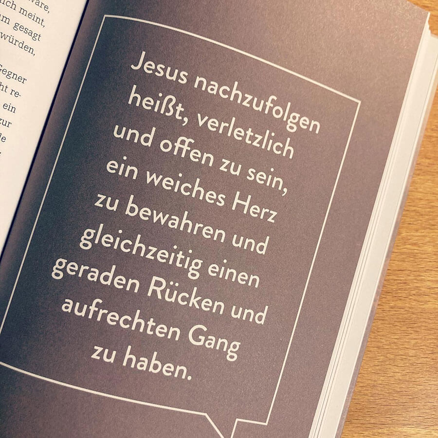 Jesus nachzufolgen heißt, verletzlich und offen zu sein, ein weiches Herz zu bewahren und gleichzeitig einen geraden Rücken und aufrechten Gang zu haben.